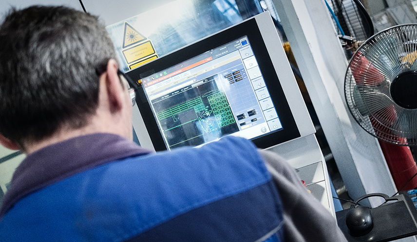 Bedienung einer Lasermaschine bei LTO Bedienung einer Lasermaschine bei LTO