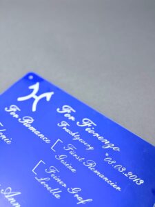 Eloxiertes Aluminium mit dem Laser graviert