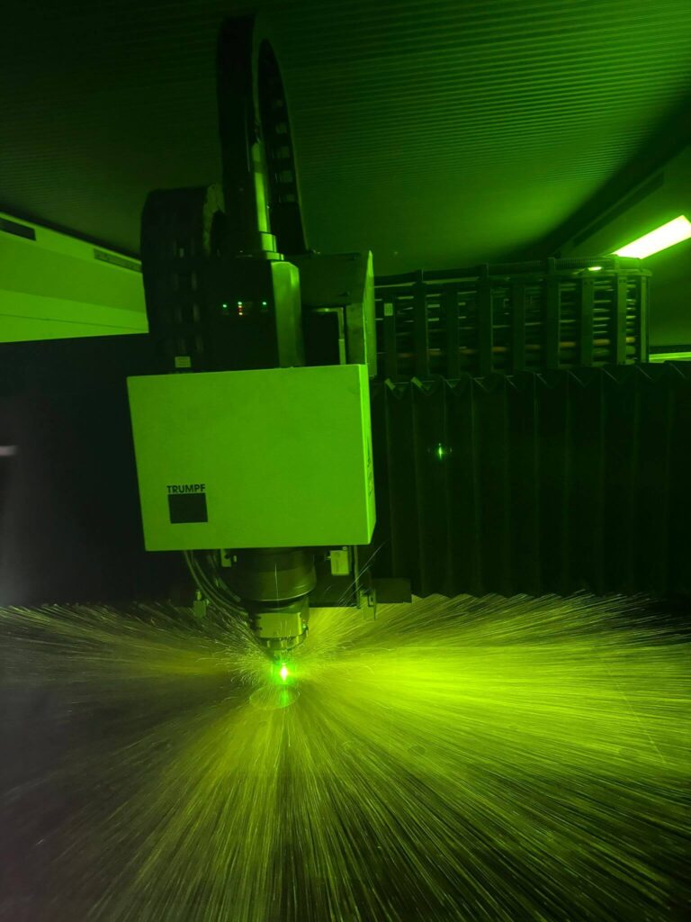 Lasern von Blechteilen mit einem Fiberlaser